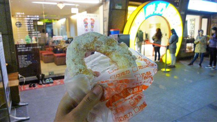 晴光市場・雙城街で食べる。『脆皮鮮奶甜甜圈』